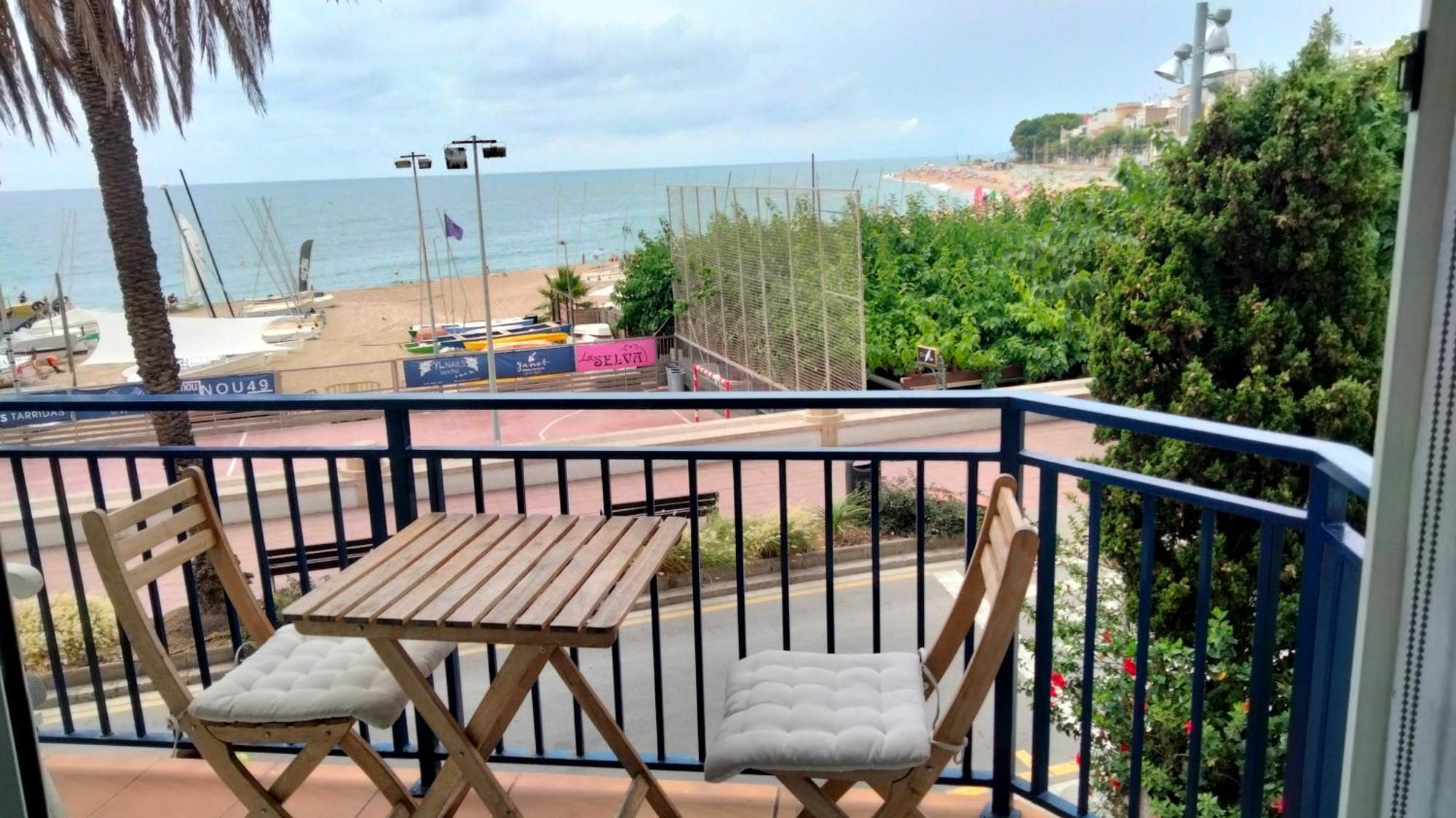 Beachfront Apartment With Private Parking Sant Pol De Mar Dış mekan fotoğraf